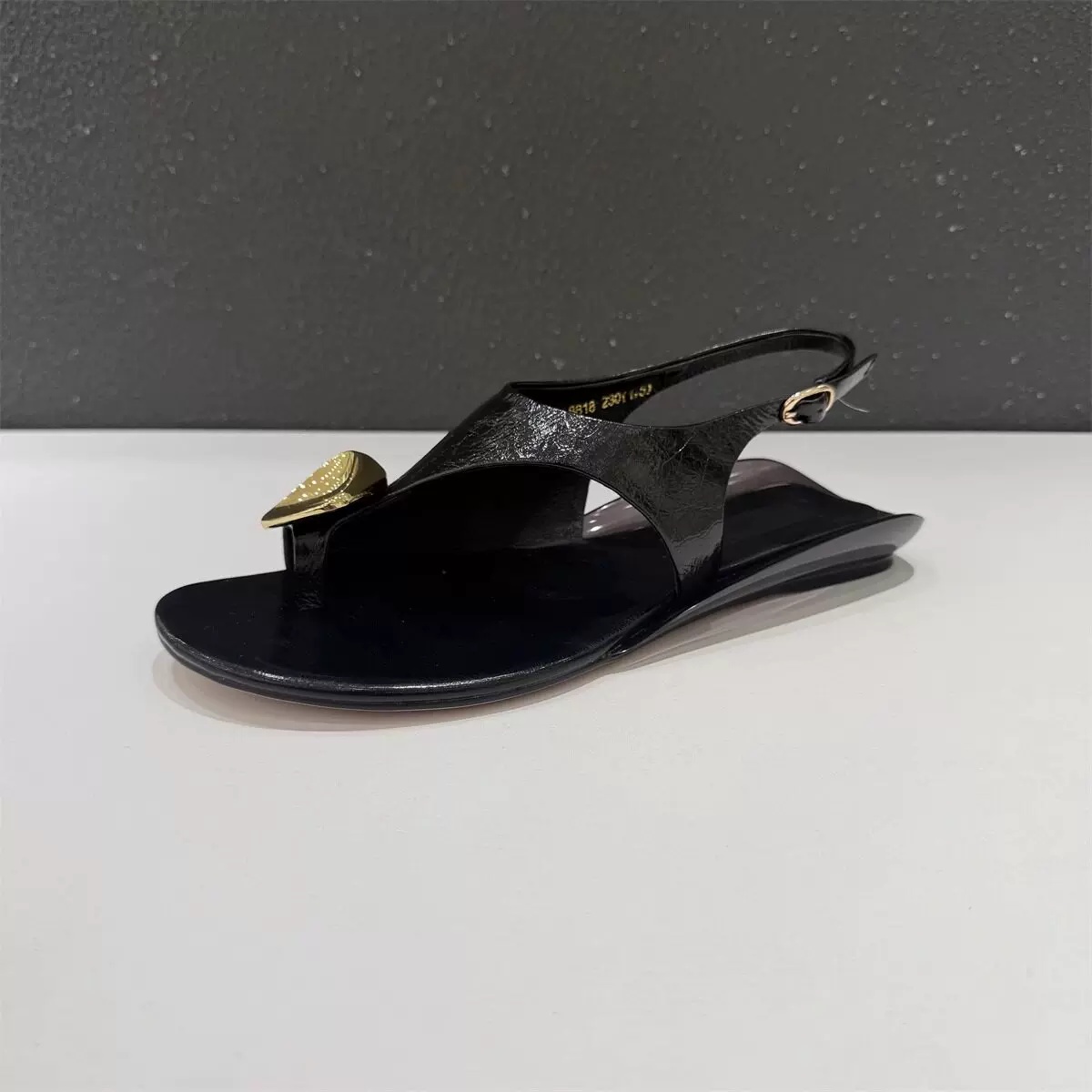 Women's Metallic Heart Charm T - مراجعة Thong Flat Sandal وسعره