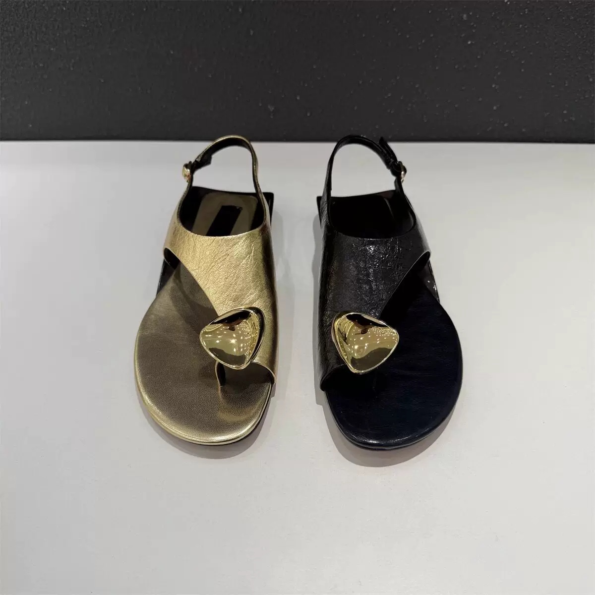 Women's Metallic Heart Charm T - مراجعة Thong Flat Sandal وسعره