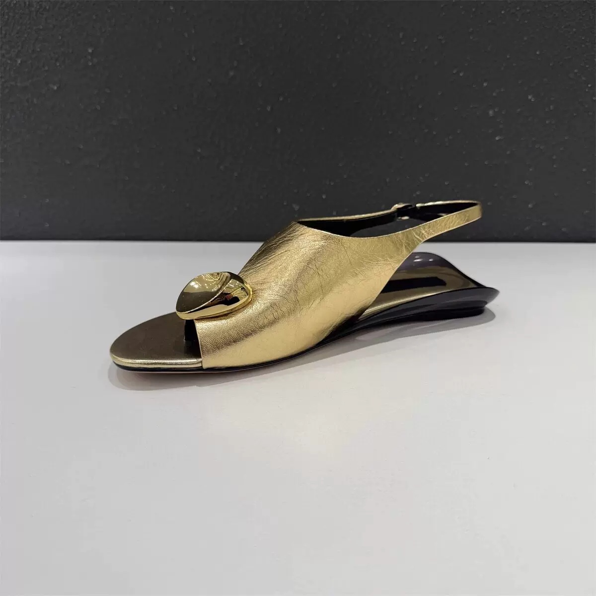 Women's Metallic Heart Charm T - مراجعة Thong Flat Sandal وسعره
